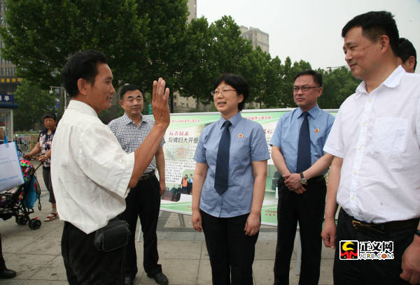 离婚诉讼安徽省检察院检察长薛江武走上街头回答咨询群众问题